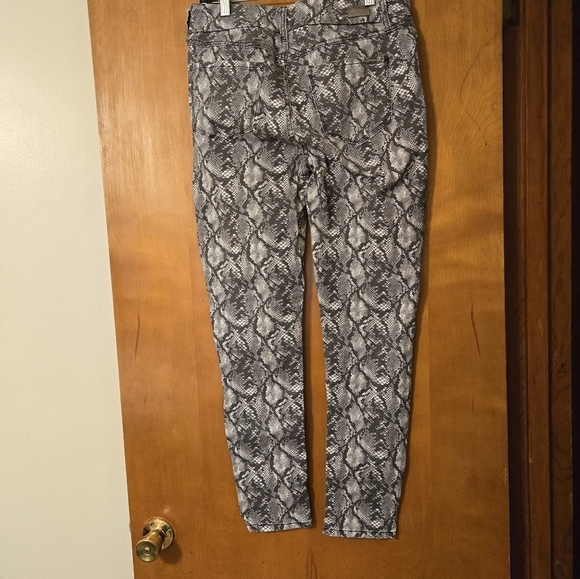 Seven 7 Gray & White Tummyless High Rise Snakeskin Skinny Jeans Size 10 - Picture 3 of 8